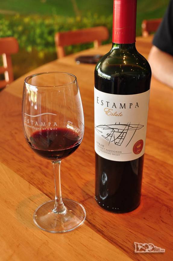 Vinho para degustar na vinícola Estampa, no Valle de Colchagua, região de Santa Cruz, ao sul de Santiago, no Chile